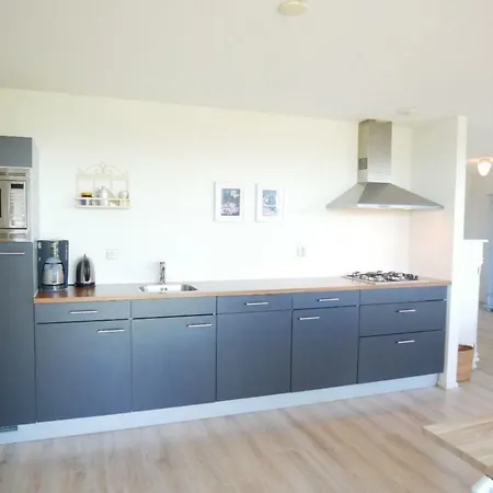 Het Strandleven 4 *